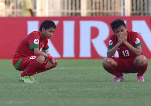 Evan Dimas dan Shahrul Kurniawan menangis usai dikalahkan Australia.