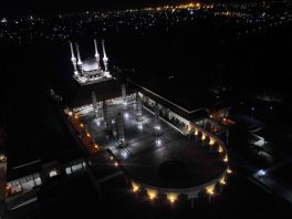 Potret Mesjid Agung Jawa Tengah pada malam hari.